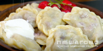 Фото приготовления рецепта: Вкусные вареники с вишней - шаг 12