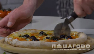 Фото приготовления рецепта: Пицца по-итальянски с помидорами черри и двумя видами сыра - шаг 8