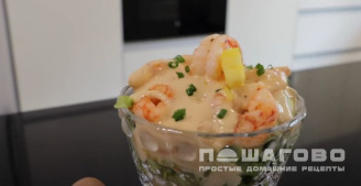 Фото приготовления рецепта: Оливье с креветками и авокадо - шаг 6