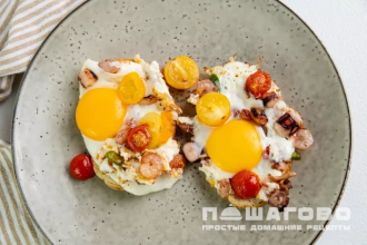 Фото приготовления рецепта: Яичница с морепродуктами - шаг 5