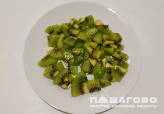 Фото приготовления рецепта: Сливочное мороженное с киви и ванилью - шаг 4