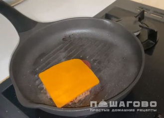 Фото приготовления рецепта: Домашний бургер с мясной котлетой и беконом - шаг 6