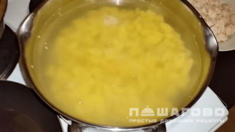 Фото приготовления рецепта: Сырный суп по-французски с курицей и грибами - шаг 1