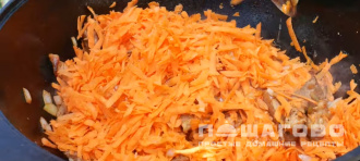 Фото приготовления рецепта: Бигус из свежей капусты с мясом в казане - шаг 6