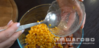 Фото приготовления рецепта: Салат из кукурузы и корейской моркови - шаг 3