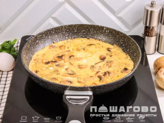 Фото приготовления рецепта: Омлет с грибами и сливками - шаг 6