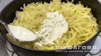 Фото приготовления рецепта: Куриный салат с маринованными грибами и сыром - шаг 3
