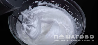 Фото приготовления рецепта: Белковый крем для трубочек - шаг 5