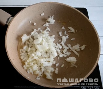 Фото приготовления рецепта: Паста с шампиньонами и беконом в сливочном соусе - шаг 2