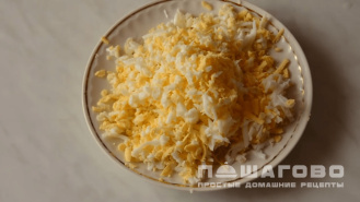 Фото приготовления рецепта: Салат с корейской морковью, курицей и шампиньонами - шаг 3