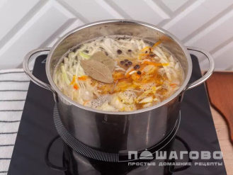 Фото приготовления рецепта: Щи из молодой капусты с фрикадельками - шаг 6