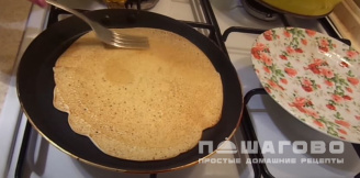 Фото приготовления рецепта: Постные вегетарианские блины на кефире без яиц - шаг 7
