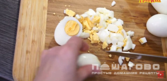Фото приготовления рецепта: Салат из черемши и яиц - шаг 2