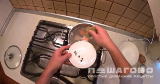 Фото приготовления рецепта: Уха из плотвы - шаг 4