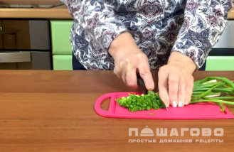 Фото приготовления рецепта: Оливье слоями с колбасой и огурцами - шаг 2