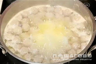 Фото приготовления рецепта: Суп с фрикадельками и грибами - шаг 3
