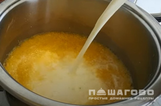 Фото приготовления рецепта: Каша из кукурузной крупы на молоке - шаг 2