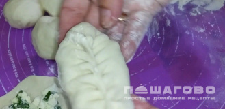 Фото приготовления рецепта: Бабушкины пирожки с сыром и яйцом - шаг 14