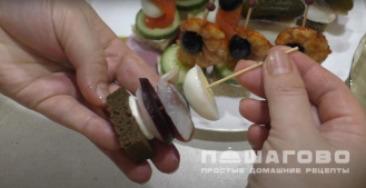 Фото приготовления рецепта: Канапе с перепелиными яйцами со свеклой - шаг 5