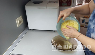 Фото приготовления рецепта: Драники через мясорубку - шаг 3