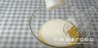 Фото приготовления рецепта: Яблочные оладьи на кефире - шаг 3