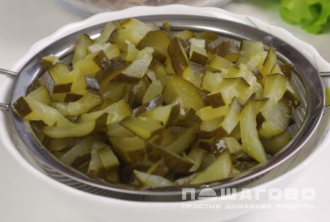 Фото приготовления рецепта: Шахтерский салат с солеными огурцами и мясом - шаг 2