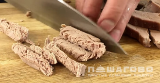 Фото приготовления рецепта: Салат со свининой и огурцами - шаг 9