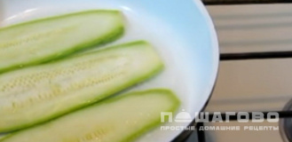 Фото приготовления рецепта: Рулетики из кабачков, мягкого сыра и чеснока - шаг 2
