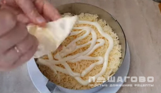 Фото приготовления рецепта: Салат Мимоза с горбушей и сыром - шаг 7