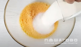 Фото приготовления рецепта: Быстрый пирог на кефире - шаг 2