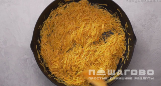 Фото приготовления рецепта: Жареная вермишель на сковороде - шаг 3