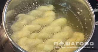 Фото приготовления рецепта: Кручёные пончики на кефире - шаг 5