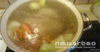 Фото приготовления рецепта: Бульон из домашней курицы - шаг 4