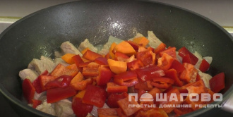 Фото приготовления рецепта: Жаркое со свининой, грибами и овощами - шаг 4