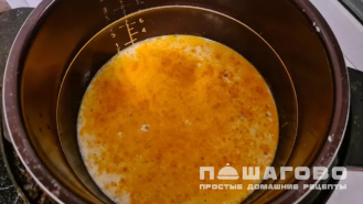 Фото приготовления рецепта: Простой омлет в мультиварке - шаг 1