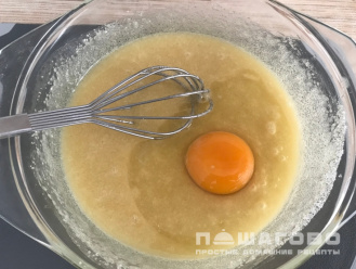 Фото приготовления рецепта: Коржи для медовика - шаг 4