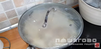 Фото приготовления рецепта: Картошка с опятами в сметане - шаг 9