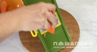 Фото приготовления рецепта: Тушенная скумбрия с овощами на сковороде - шаг 4