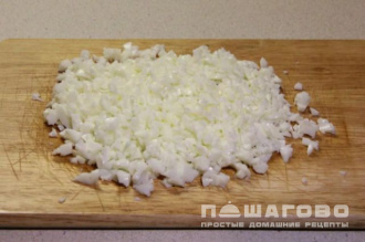 Фото приготовления рецепта: Легкий салат с курицей, огурцом и черносливом - шаг 3