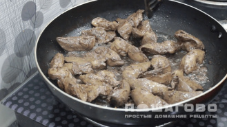 Фото приготовления рецепта: Печеночная запеканка из куриной печени в духовке - шаг 2