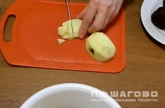Фото приготовления рецепта: Салат из сельди с овощами и яблоком - шаг 2