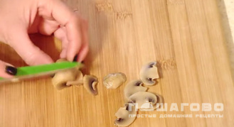 Фото приготовления рецепта: Грибной салат с кукурузой - шаг 2