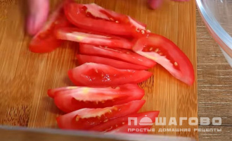 Фото приготовления рецепта: Салат из помидоров с луком - шаг 2