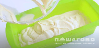 Фото приготовления рецепта: Пышная творожная запеканка без муки и манки - шаг 3