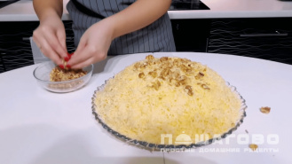 Фото приготовления рецепта: Салат с ананасом, курицей, сыром и грецким орехом - шаг 6