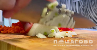 Фото приготовления рецепта: Кускус с курицей и болгарским перцем - шаг 2