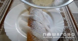 Фото приготовления рецепта: Быстрый рулет из сгущенки с начинкой - шаг 9