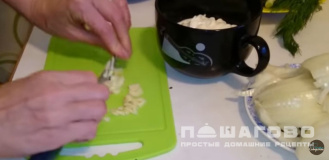 Фото приготовления рецепта: Мясо по-французски с картофелем, помидорами и сыром - шаг 4