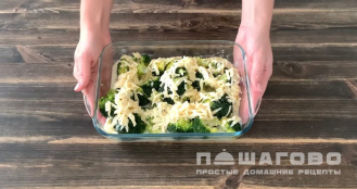 Фото приготовления рецепта: Брокколи, запеченная в духовке, с яйцами и травами - шаг 9