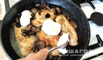 Фото приготовления рецепта: Куриная грудка с шампиньонами в сметанном соусе - шаг 4